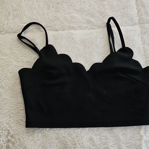 Black Scalloped CropTop With Adjustable Straps. Size Medium Excellent Condition - Picture 2 of 3